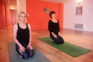 Vajrasana vu de face au Centre Prasada Yoga Montpellier